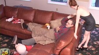 Casa de Gord18 12 07 Madison Young - Universal Remote y Footstool (Escena)