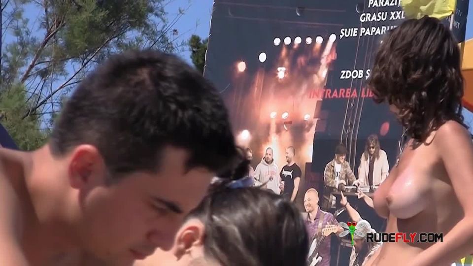 clip online 21 Strand Voyeur: Miky está de vuelta...Es Tranc Mallorca Solo despreocupado, en webcam