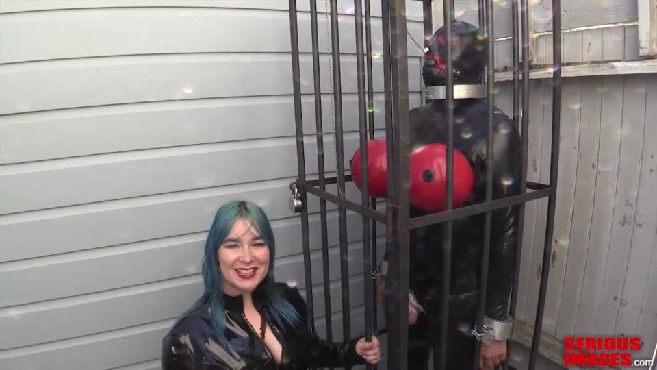 AliceModeNarrMummanOutdoorPlay