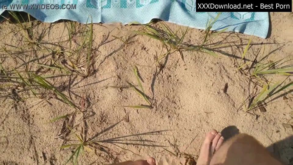 Big Dick Guy jerks polla cerca de tomar el sol desnuda playa chicas - público