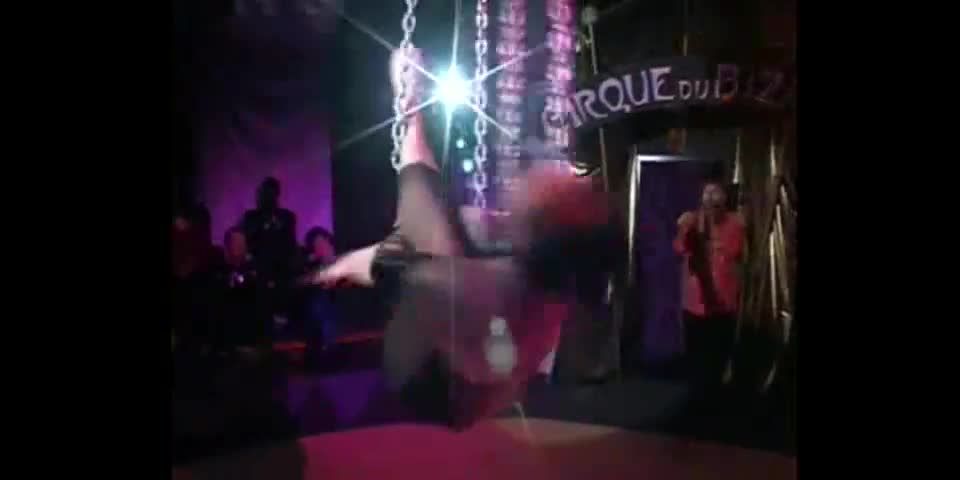 video gratis 39 Cirque Du Bizarre [SD 690.3 MB], dominación checa en la pornografía femenina