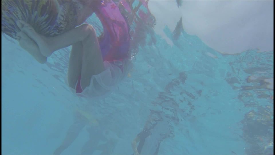 Tubo de porno Tubo de Voyeur En línea Bajo el agua en la piscina - voyeur