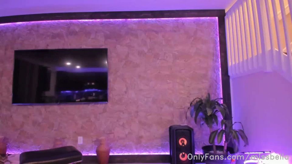 Miss Bella - @MissBella Contenido Completo SóloFans Fuga MissBellaOFLeak_20200502-36323955-This_show_took_an_unesperated_naughty_turn_p_It_was_su.mp4