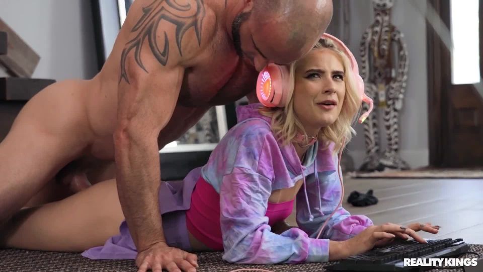 Jessie Saint, Danny Steele: Compañeros de habitaciónTightSnatch69 1080p FullHD