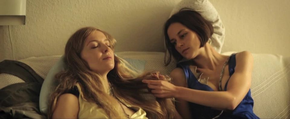 Pheline Roggan, Agnieszka Podsiadlik – Jak calkowicie zniknac (2014) HD 720p - (Celebridad porno)