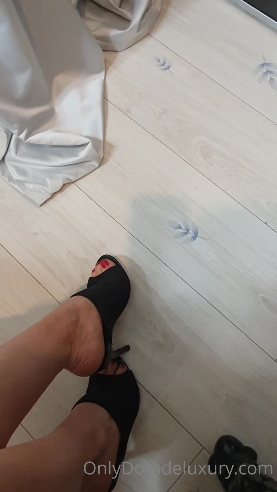 Goddess Domdeluxury - domdeluxury - Siterip - K2S - UBIQFILE () How flattering to have my toes just a little bit out for a tease added more mules to my wi