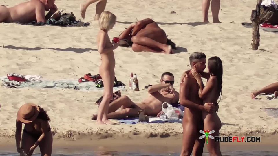 Sólo algunas chicas naturistas en las playas de Naxos