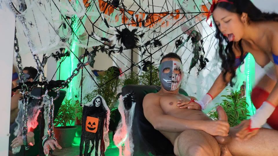 La fiesta de Halloween se sale de control. La reina de la corrida anal es follada por un hombre enmascarado 1080p