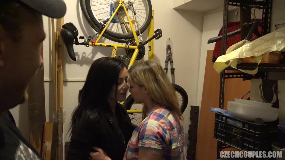 online xxx clip 17 Amateur Swinger Sexo En Café en el porno hardcore negro esposa hardcore follada