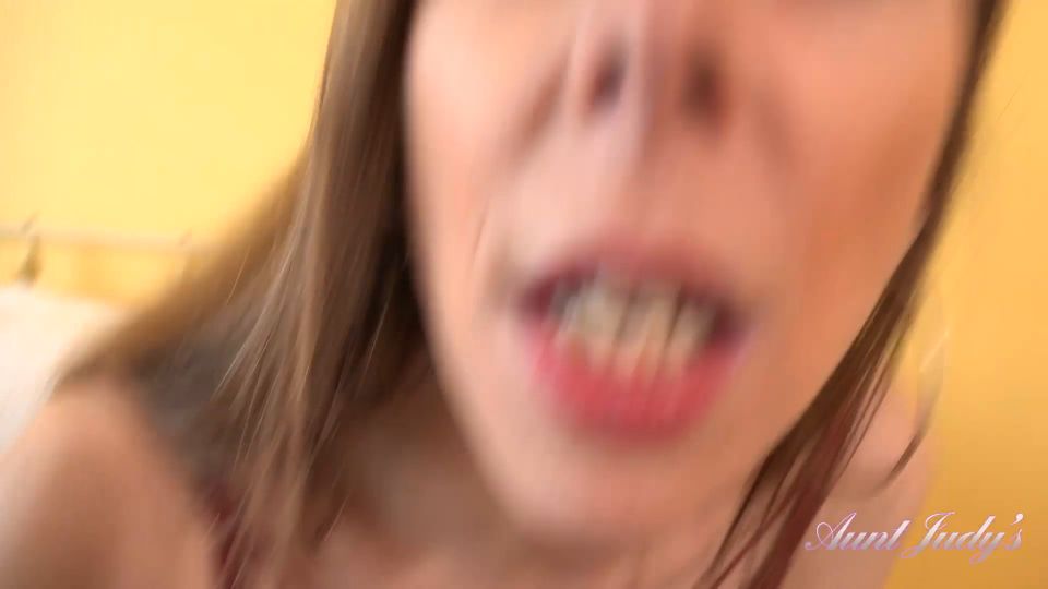 Pequeña MILF Alice Laberinto Temptas en lencería y medias HD