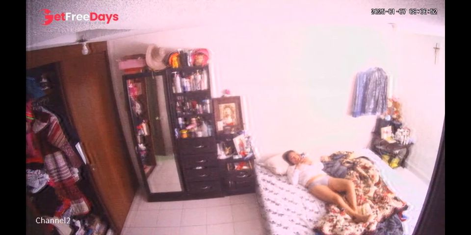 [Sleeping.Porn] Chubby brunette chatting with her lover on the bed right now