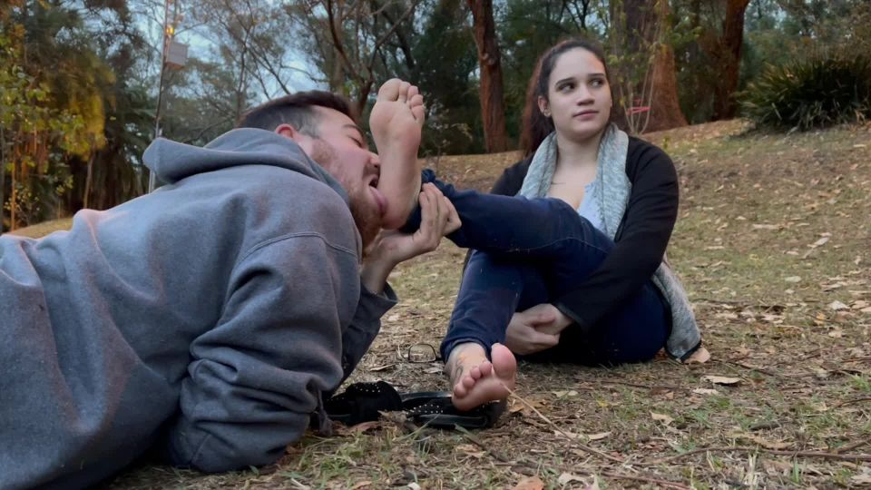 Noccioli Feet – LANA NOCCIOLI in PUBLIC Ep 9 – My man WORSHIP my FEET in a PUBLIC PARK Foot