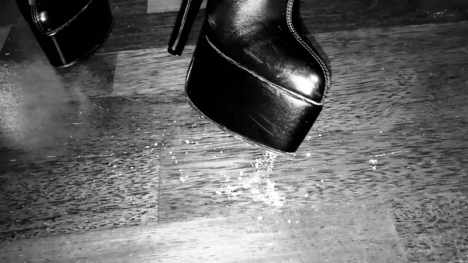 Lady Patricia - Sexy Fumar en Cuero - Fumar