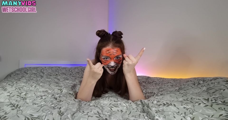 Pt 2Escuela húmedaChica - Pequeño tigre te hace su juguete