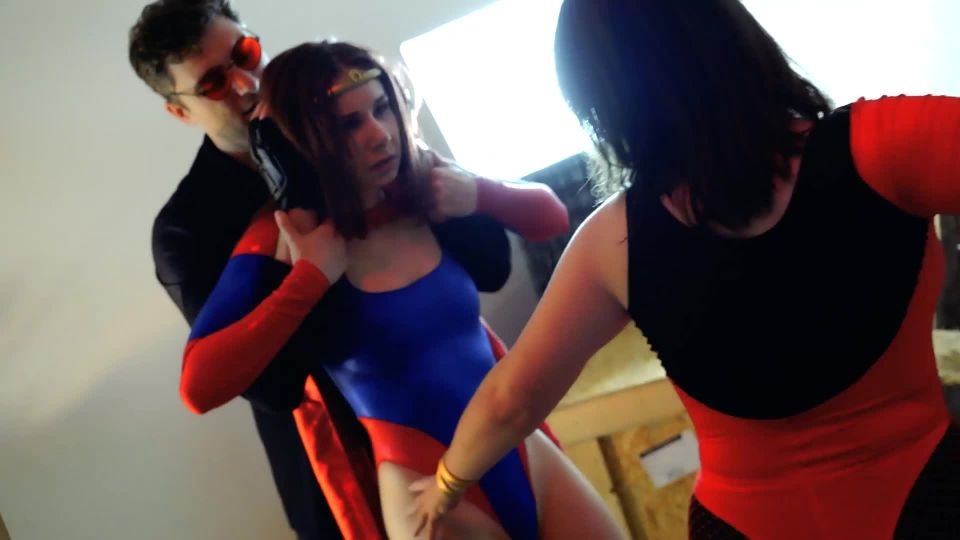 [SuperMisses.com] Lucia Supervillanos Nacidos