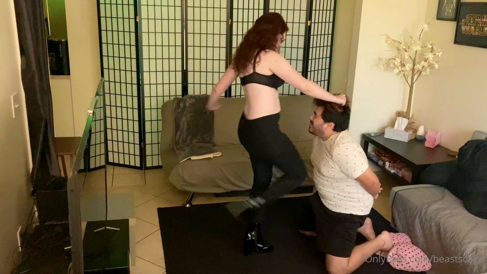 Ballbusting Ballbusting Beastcage Ballbusting - Un tipo de rodillas es golpeado en la ingle