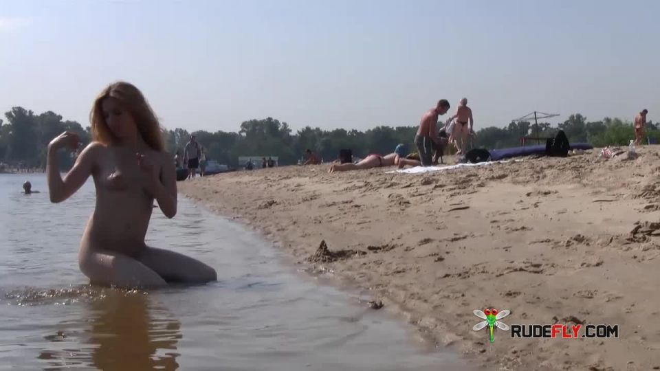 Mojado sorprende la playa desnuda con su cuerpo sexy