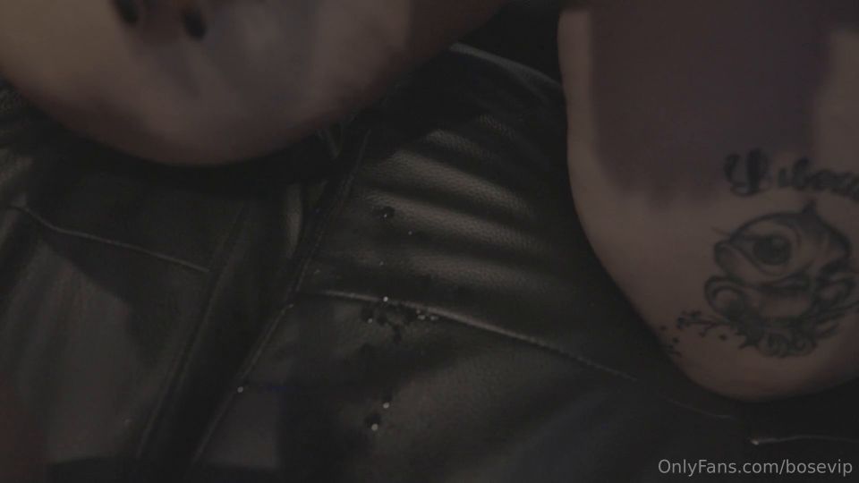 María Bose, la noche de la ORGY, mi marido y yo vamos a casa de nuestros vecinos y los atrapamos viendo porno. Me pongo tan caliente que les propongo tener una deliciosa orgía.