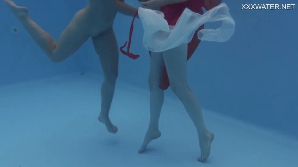 Lesbianas Chicas Novias disfrutar de nadar desnudas juntas