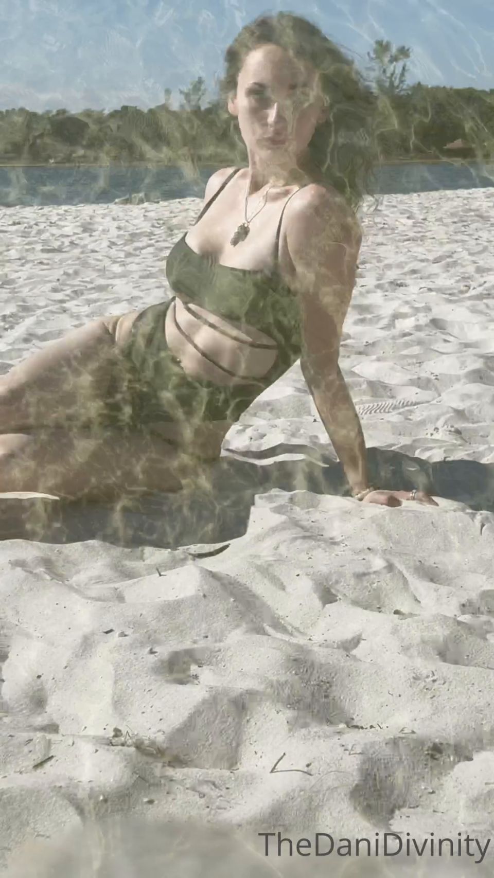 Dani Divinity alias ladanidivinidad en clip La sirena ha llamado una vez más Tirándote más profundo y bajo la mirada - divinidad Dani