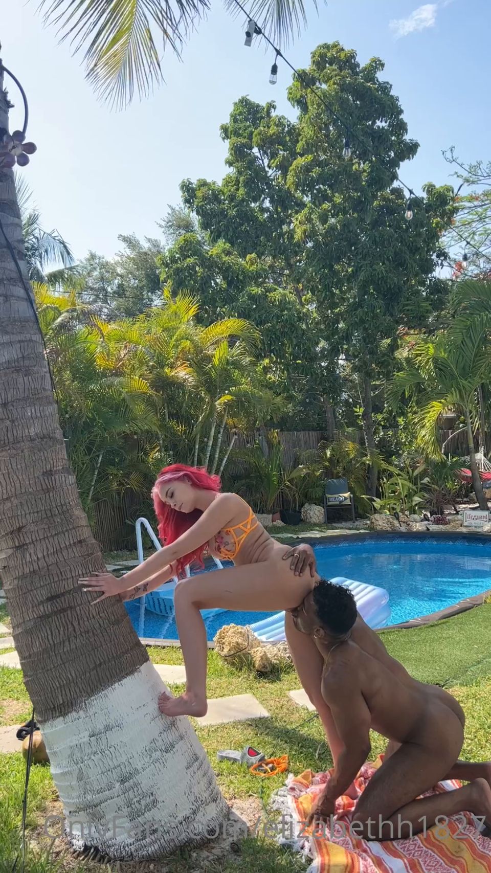 MacKenzie Holmes chica engaña a su novio en el patio trasero con BBC (Euro sexo)