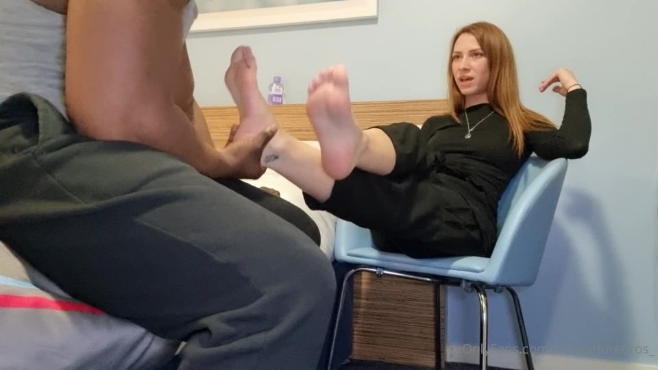 Dedos de los piesantes de hermanos - esta sesión con misstressroux comenzó conmigo dándole el masaje de pies que se merece 20-02-2022