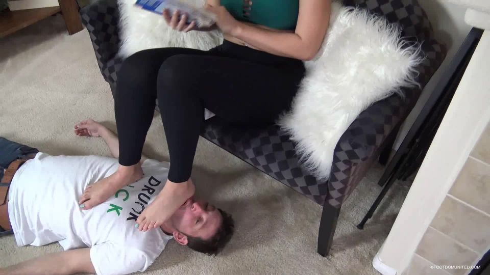 adulto xxx clip 23 Feet-slave y sitios s... - Señora Rene está leyendo un libro mientras mantiene sus pies calientes descansando sus medias pies en la cara de su esclavo pie acostado bajo sus pies - formato mp4 en los pies porno hardcore femdom