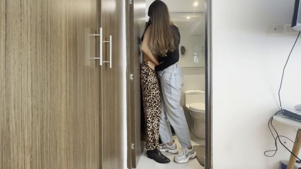 7136 Me follé a un amigo de mi marido en el baño mientras nosotros...