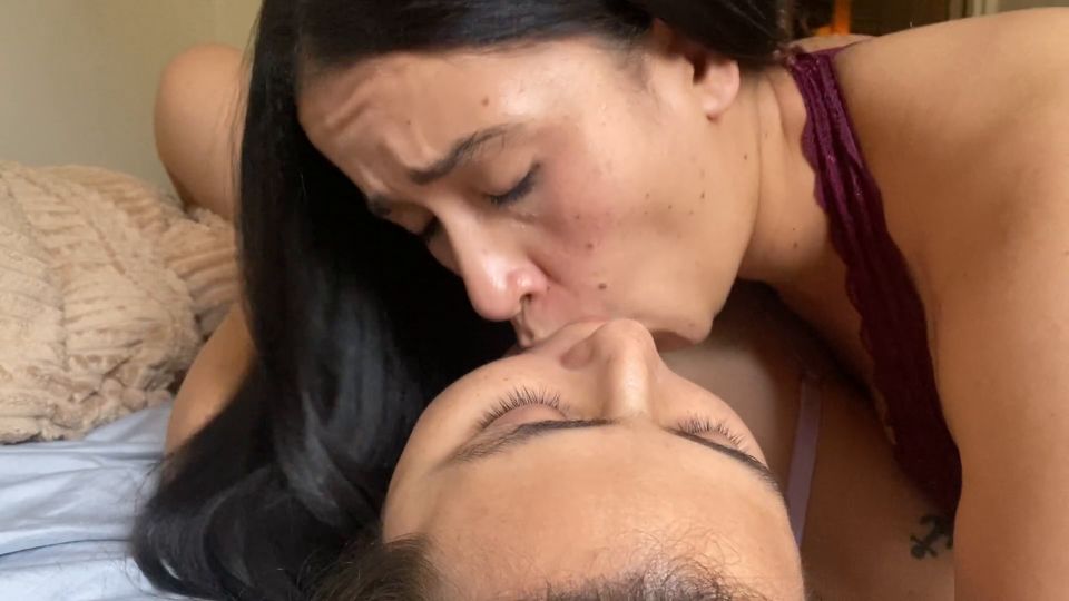 6242 Chupe una lengua enorme de lesbianas, ella me folla profundamente en el...