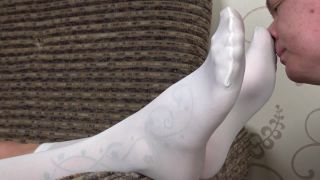 Emily - Lame mis zapatillas después de que los pies de entrenamiento lamen