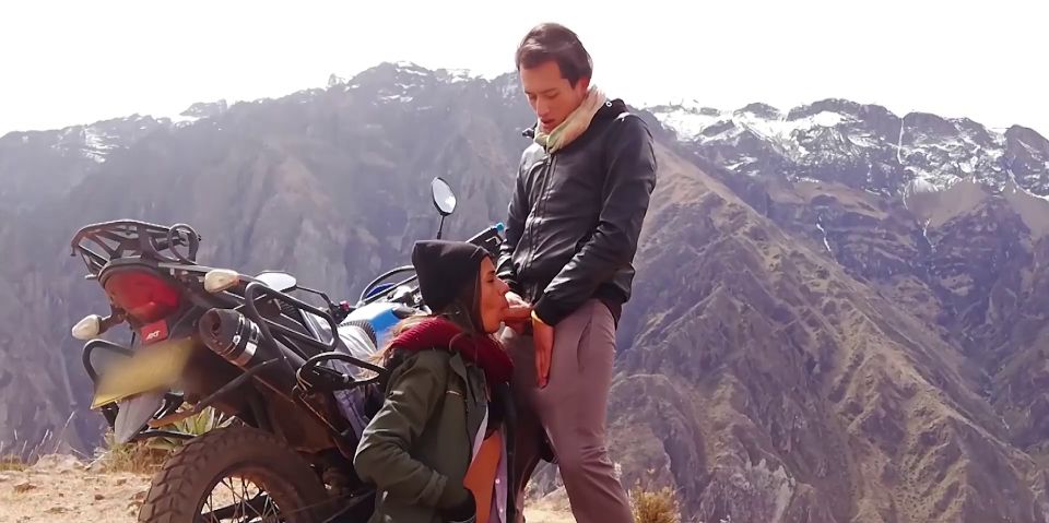 Rápido follando en las frías montañas