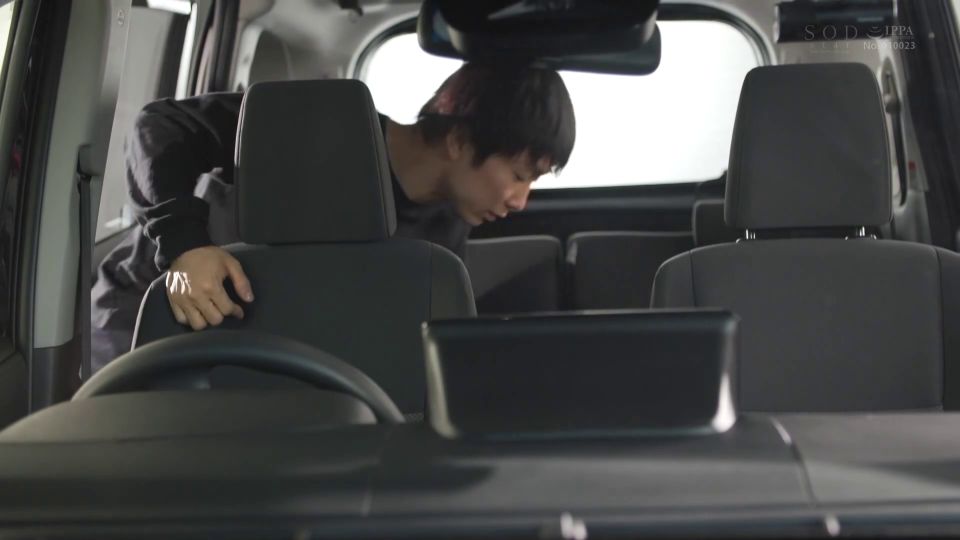 Seducir al novio de una pareja que vino a ver una propiedad para la convivencia, una señora de bienes raíces inmoral, de piernas hermosas, Suzu Honjo.