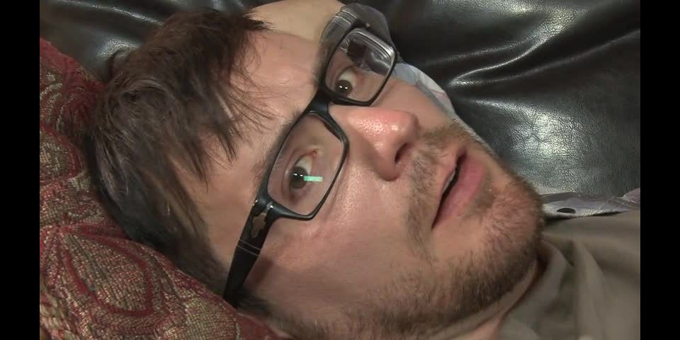 ¡Se lo saca a su mamá! #11, Escena 2