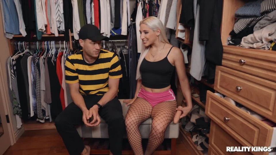 clip 17 fetiche pies sudorosos Game Night, fetiche en femdom porno