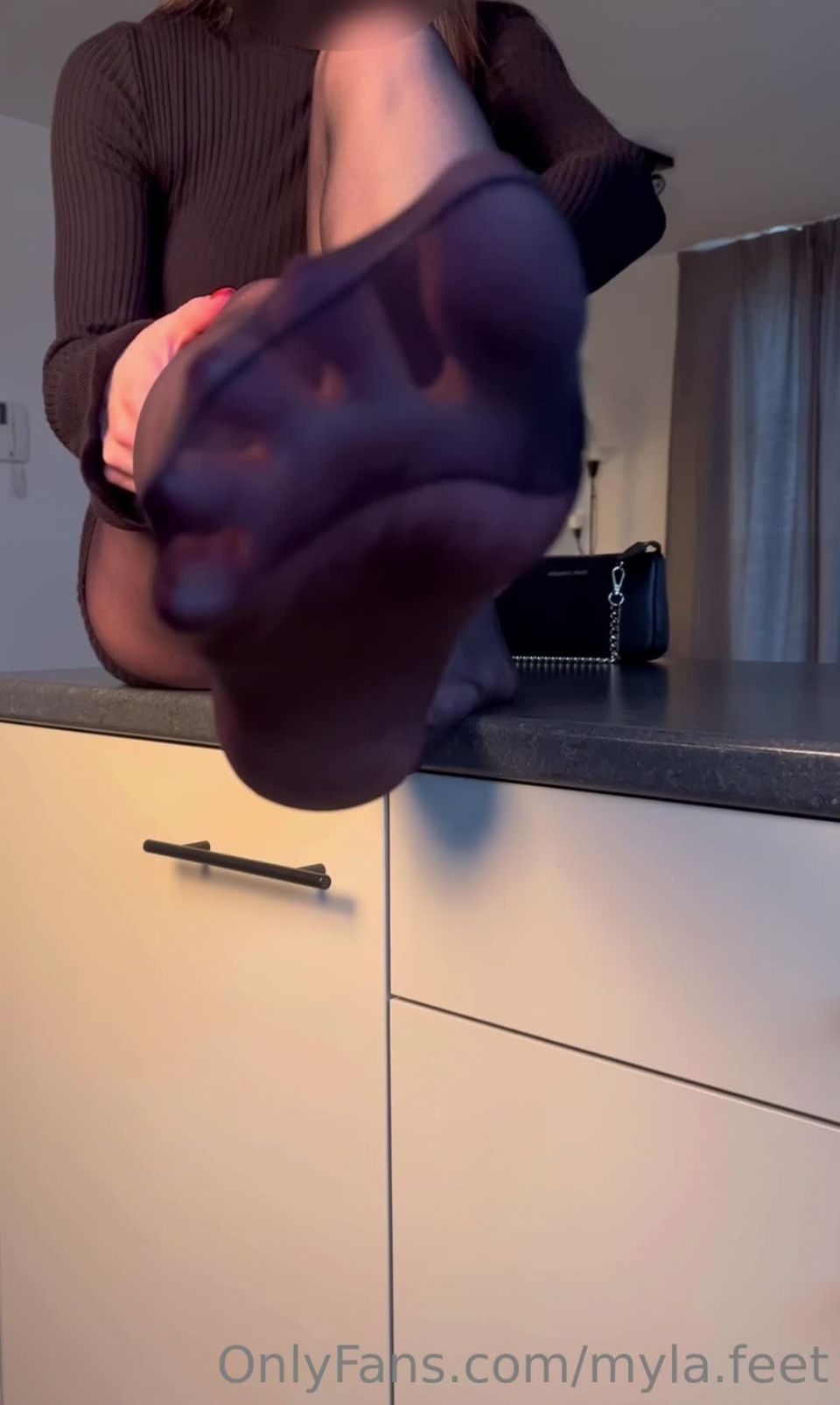 xxx video clip 7 myla.feet 051220222706112823 gfe joi estaba fuera haciendo contenido todo el día. entonces vuelvo a casa después de un largo día ocupado y necesito  pies  femdom fetiche amputado porno