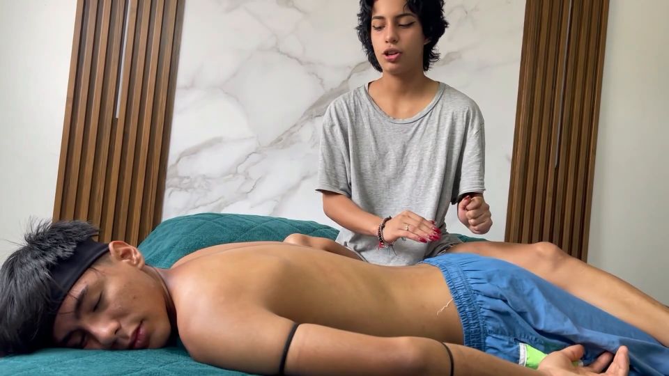 Video Mi hermanastra practica el mejor masaje en el mundo con mi...