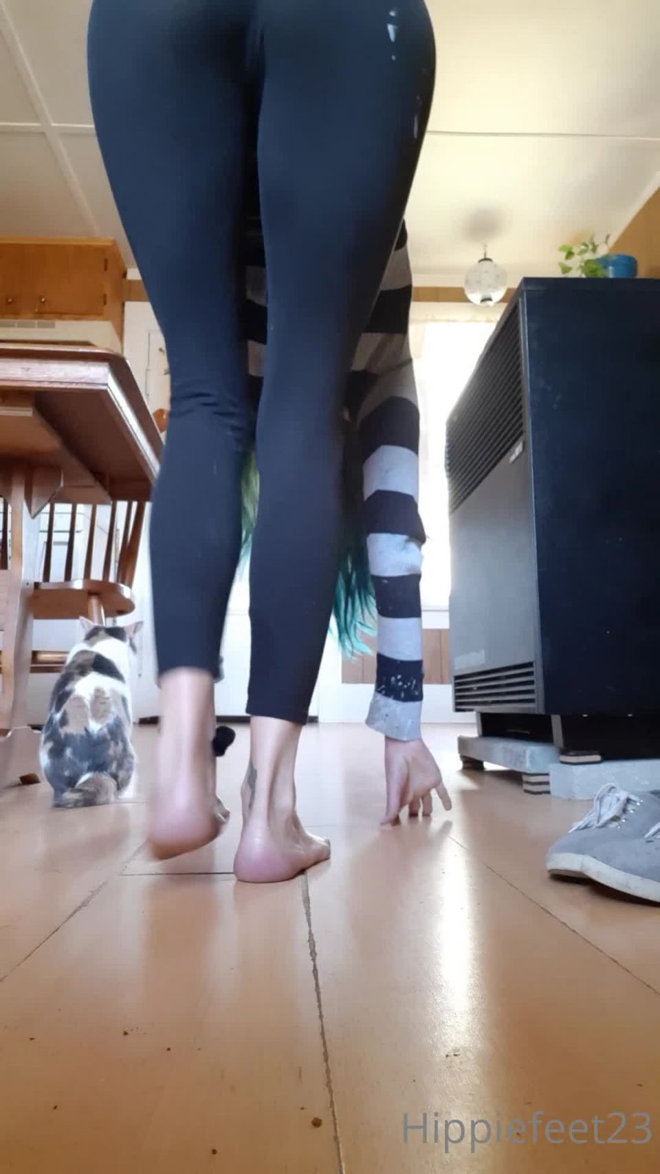 Kyra - hippiefeet23 () Hippiefeet - su tan frío aquí ya que tenía que encender el calentador en mis gatitos aman el calor ft 20-09-2020