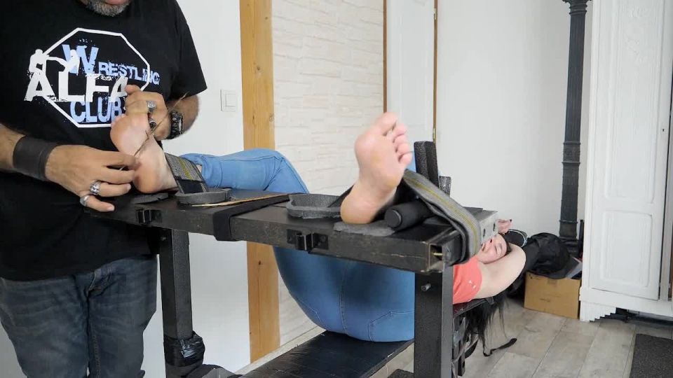 FrenchTickling – FT Tickler Has Finally The Last Word On The Submissive Annys Tickling