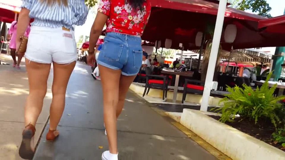 Candid vor babe in shorts blonde pawg thick