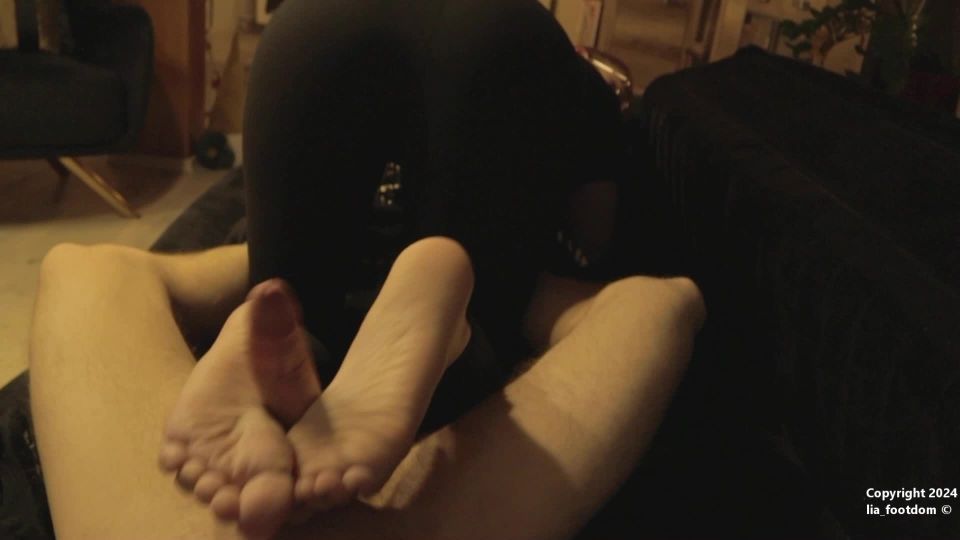 video clip para adultos 32 Lia Footdom - Primera mamada paja y paja en un solo video Full - FullHD 1080p  fetiche  femdom porno gótica femdom