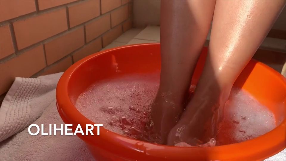 OliHeart - FOOT FETISH - chica jugando con sus pies y el coño