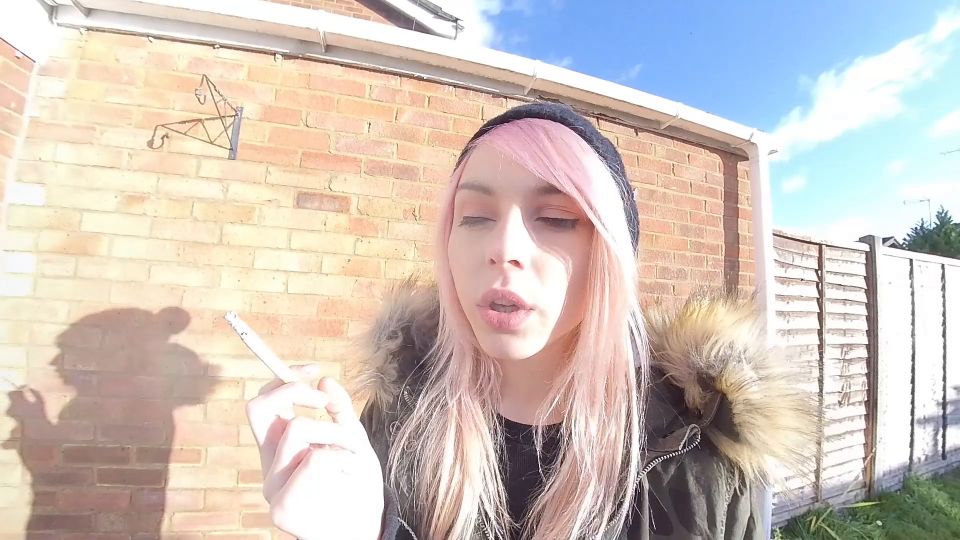 Chloe Toy - Smoke break - Smoking