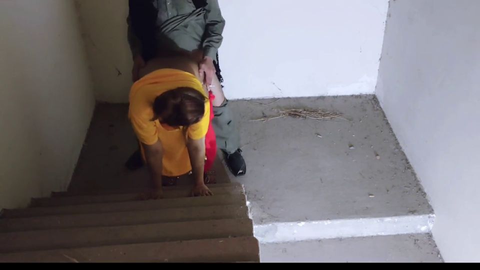 DESI BRITish BHABI - Conoce a mi novia en la escalera-Chica Pakistaní Caliente