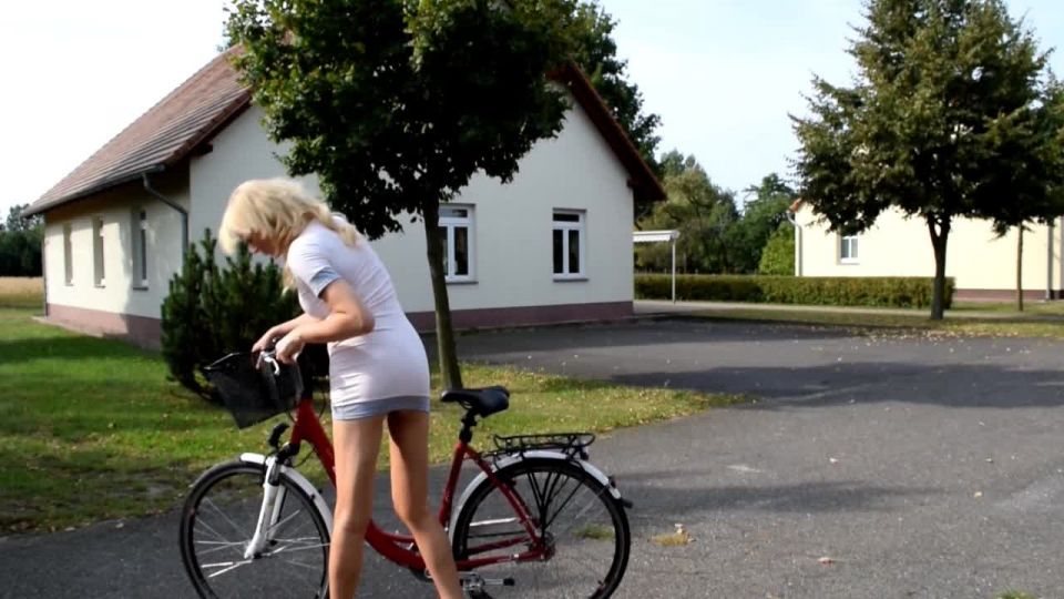 Upskirt No Panties 3385