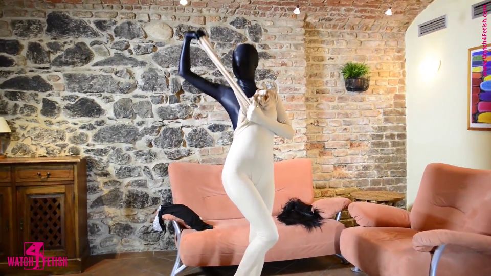 Zentaidolls - Sarah entdeckt ihre liebé zu Zentai 1080P - Alemania