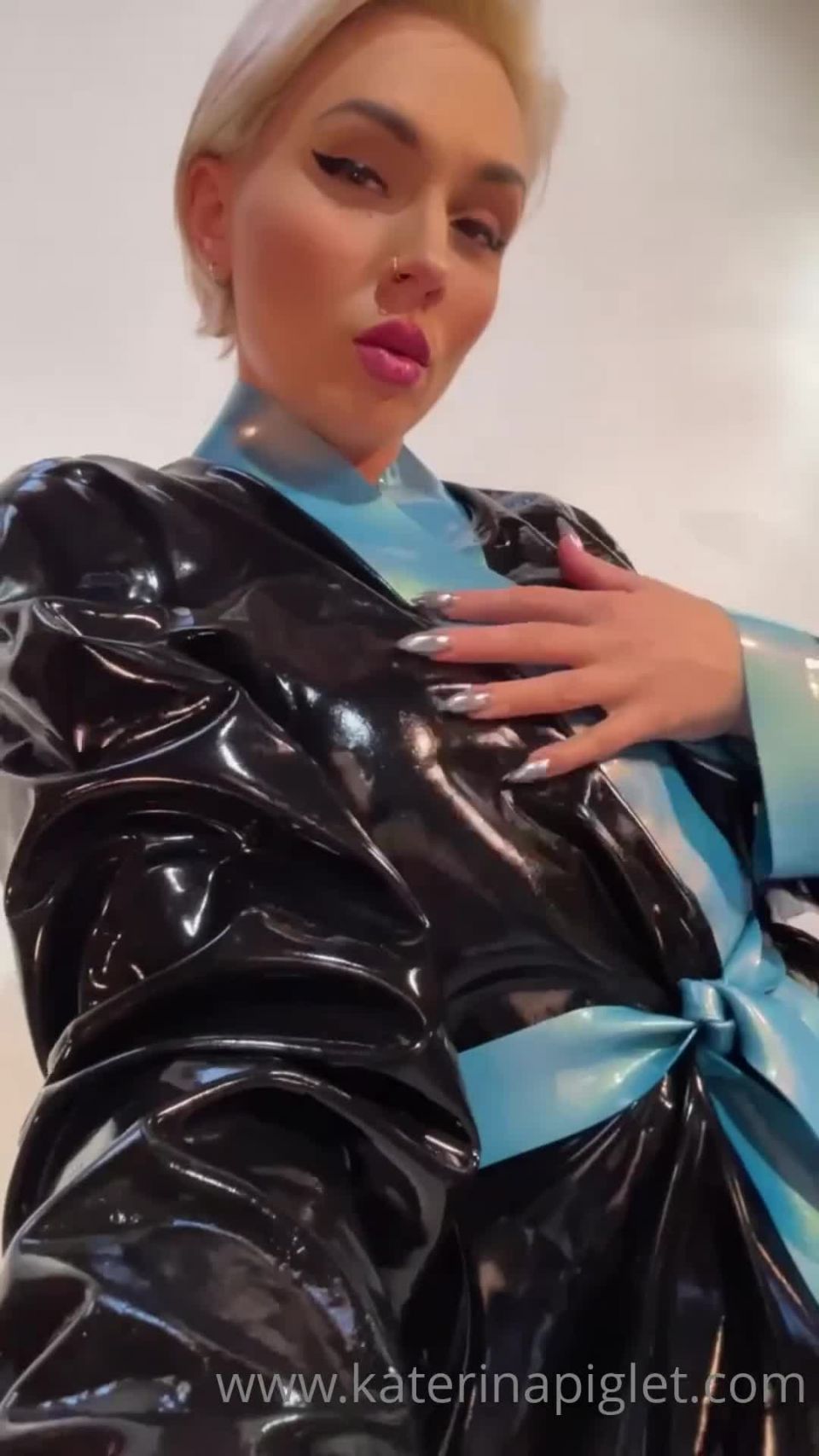 Katerina Piglet () Katerinapiglet - una manera rápida y sexy de estar en látex es comprarse una bata de látex esta bata también rustle 03-01-2022