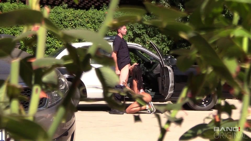 Kira Noir se folla su camino de problemas con los policías - [Porno duro]