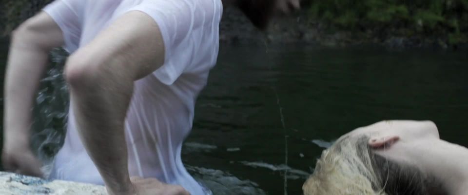 Maika Monroe – Bokeh (2017) HD 1080p - (Porno de Celebridad)