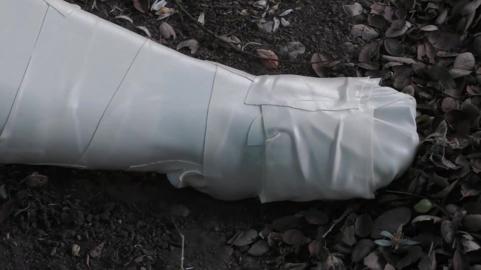 DormitorioBondageMicrofoam MummyWrap Outdoors - Lorelei en Mummification Bondage