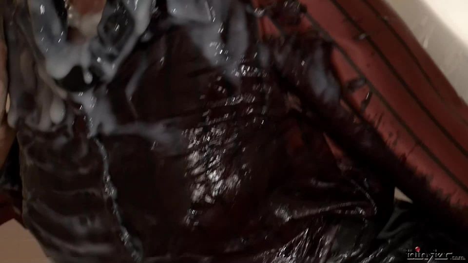 Paula – Vino y Cum Guzzler - 2010